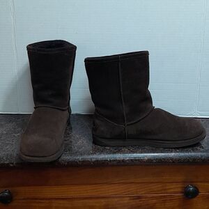 Unisex Emu Waterproof Boots...EUC Size 9/W Size 8/ M.